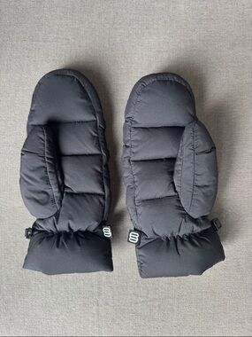 Aritzia Matte Black Super Puff Mittens - S/M
